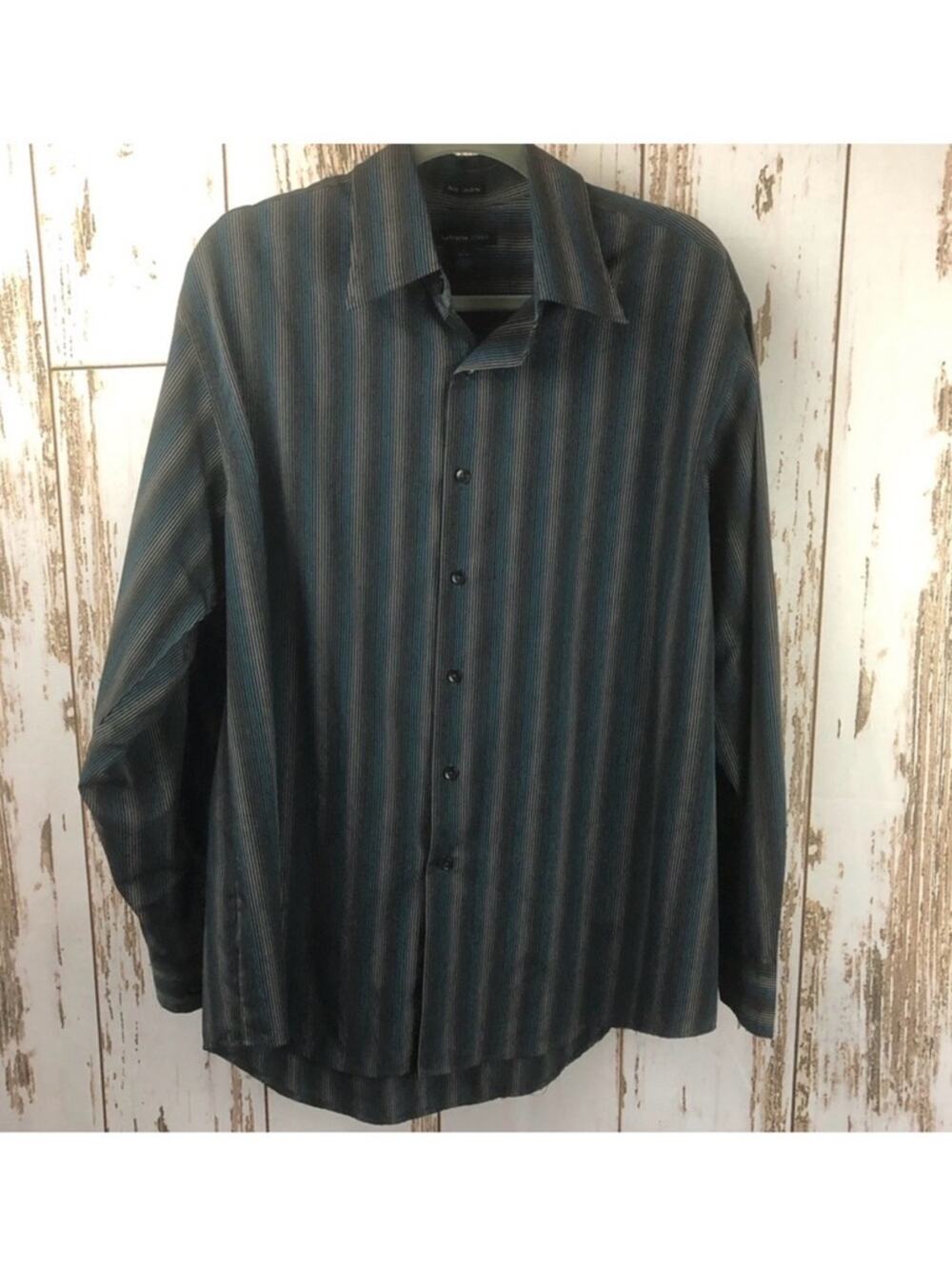 Van Heusen No Iron Shirt. Size L 16-16.5. In excellent condition!